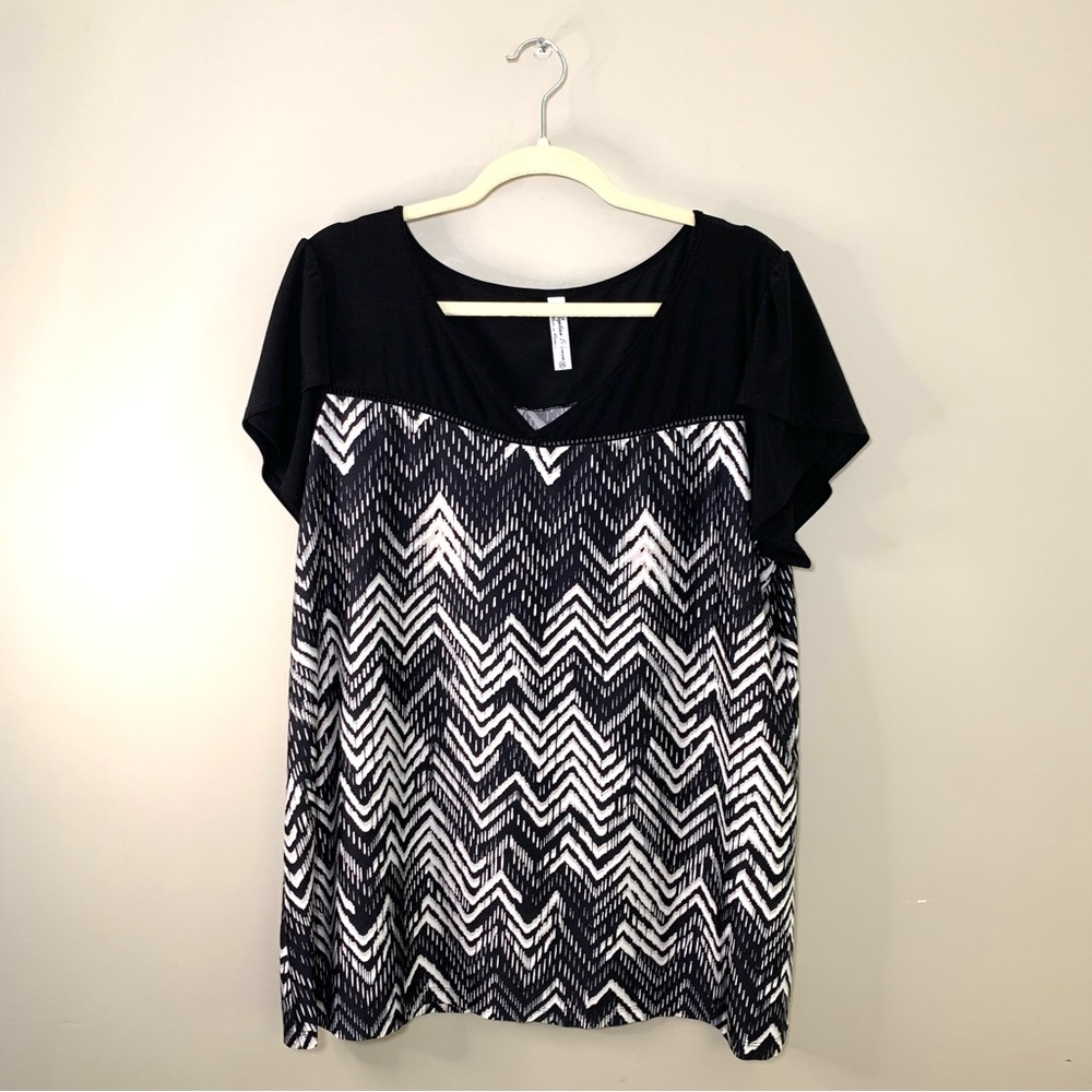 Plus Size 2X Chevron Tunic Top Black White Flutter Sleeve V Neck Casual Comfort